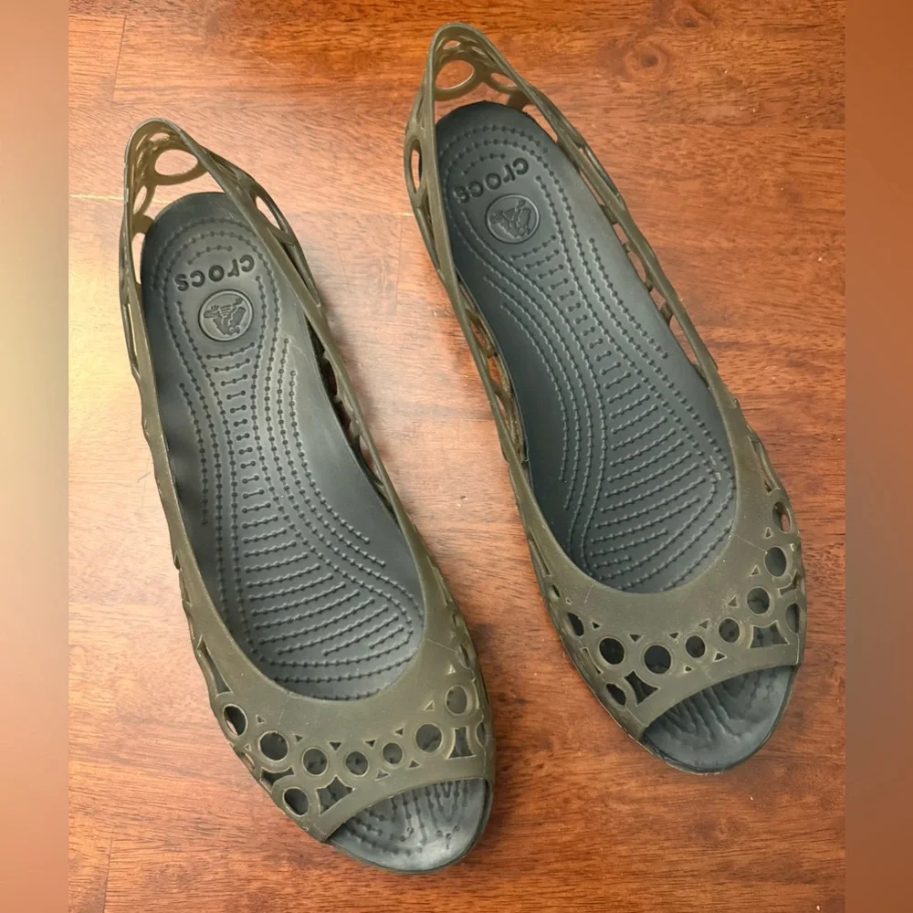 CROCS Womens Adrina Sandals Smoky Green Cutouts Jelly Flats Peep Toe Shoe Sz 10✨ - Picture 2 of 6